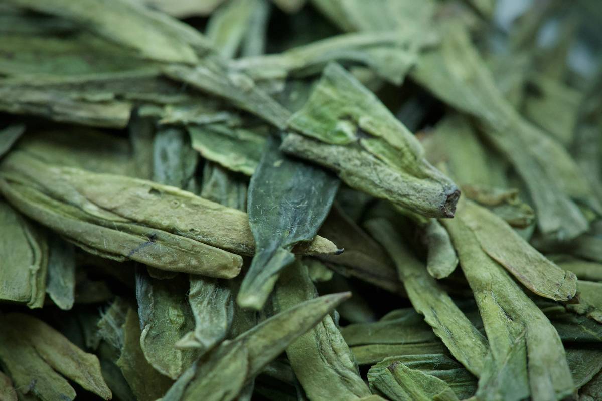 Dried green tea leaves with a sword-like shape